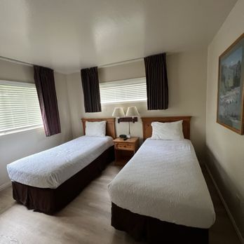 Pacific Gardens Inn - Second bedroom - Hotels Near Me - Pacific Grove, California Pacific Gardens Inn - Second bedroom - Hotels Near Me - Pacific Grove, California