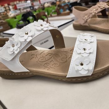 Famous Footwear - Shoe Stores Near Me - Gresham, Oregon Famous Footwear - Shoe Stores Near Me - Gresham, Oregon