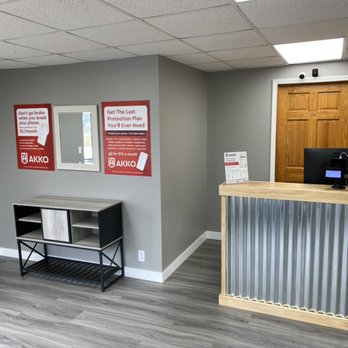 Quick Phone Repair - Store Interior - Mobile Phone Repair Near Me - Dixon, Illinois Quick Phone Repair - Store Interior - Mobile Phone Repair Near Me - Dixon, Illinois