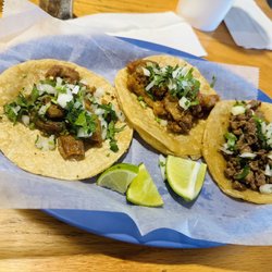 Ixtapan Mexican Restaurant - Dos tacos de tripa y Un taco de asada.