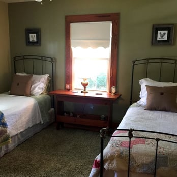 Old Crowe Farm - Barnyard Room - Bed & Breakfast Near Me - Red Oak, Virginia Old Crowe Farm - Barnyard Room - Bed & Breakfast Near Me - Red Oak, Virginia