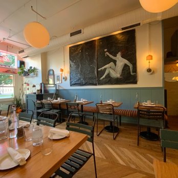 Pearl's - a dining room with tables and chairs - Pizza Near Me - Lexington, Kentucky Pearl's - a dining room with tables and chairs - Pizza Near Me - Lexington, Kentucky