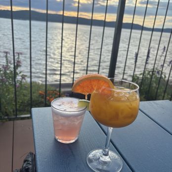 Red Hat on the River - Seafood Near Me - Irvington, New York