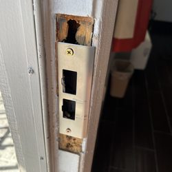 Motel 6 - Not a secure door