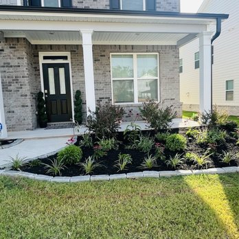 Sledge and Edge - After photo of completed flower bed - Landscape Architects or Designers Near Me - Fayetteville, Georgia Sledge and Edge - After photo of completed flower bed - Landscape Architects or Designers Near Me - Fayetteville, Georgia