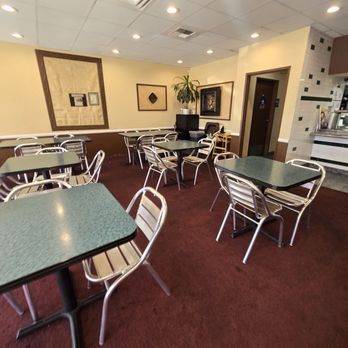 Banig - Dining Room empty a half hour before closing - Filipino Near Me - Moreno Valley, California