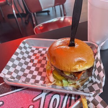 Twisted Burger Grayslake - Bacon cheeseburger - Burgers Near Me - Grayslake, Illinois Twisted Burger Grayslake - Bacon cheeseburger - Burgers Near Me - Grayslake, Illinois