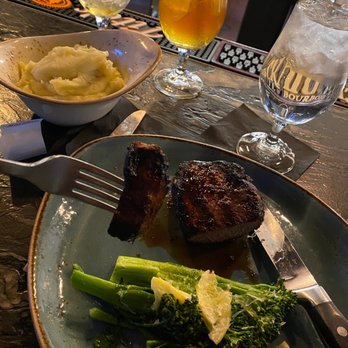 Single Barrel Social - Steak sirloin broccoli and mashed potatoes - Cocktail Bars Near Me - Brighton, Michigan