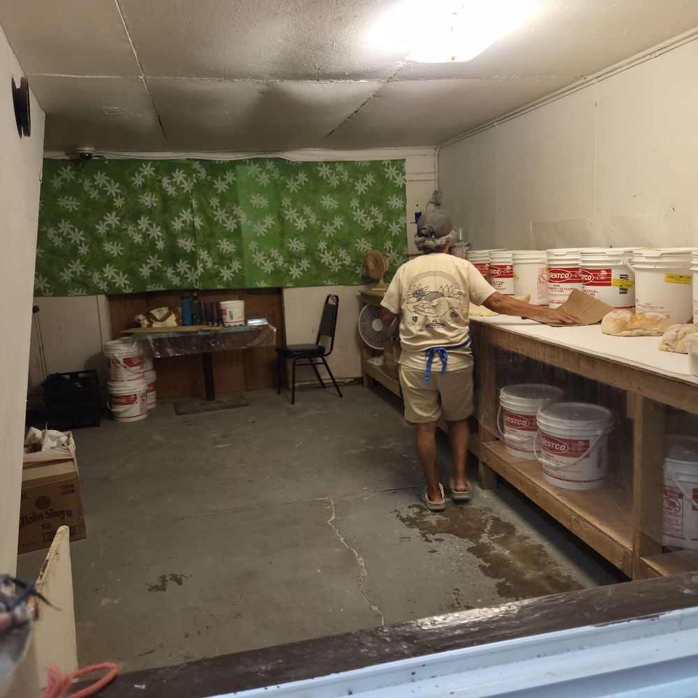 Molokai Hot Bread - Waiting for our order - Bakeries Near Me - Kaunakakai, Hawaii