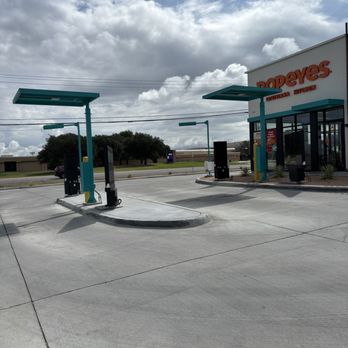 Popeyes Louisiana Kitchen - Front of store has two ordering stations. - Fast Food Near Me - Hewitt, Texas