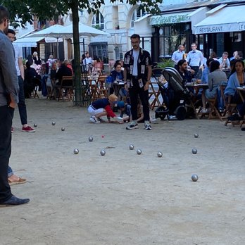 Le Dauphin - Local in the adjacent park playing Pétanque - Creperies Near Me - Paris, 75