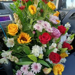 Linda's Flowers - Awesome flower arrangement