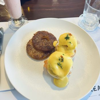 Breakfast At Antonio's - Eggs benny with caramelized pineapple - Breakfast & Brunch Near Me - Tagaytay, CAV