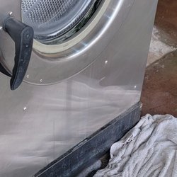 Las Tunas Coin Laundry - Another washer with fungus and it leaks