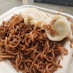 Lil' Tam Tam's Wagon - Noodles and two pork hash ($5)