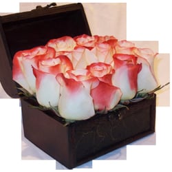 Mil Flores Floristería - Rosas en cofre de madera