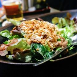 Chumi - Köstlich: "Salat Bo" mit dünnen, gegrillten Rindfleisch-Scheiben und roten Zwiebelstreifen, Erdnuss, Chili und Koriander.