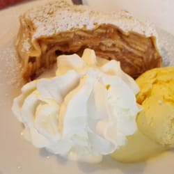 Berggasthof Pflegersee - Apfelstrudel mit Vanilleeis
