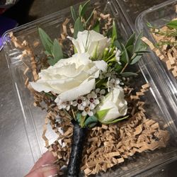 Anna's Flowers - The boutonnière