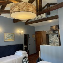 Pensione Academia - Our spacious room with high ceilings (#60)