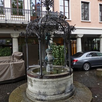 Altstadt Geschichten - City Square Fountain - Landmarks & Historical Buildings Near Me - Zürich, ZH