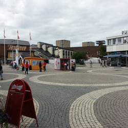 Vällingby Centrum - Stora torget med biografen Fontänen