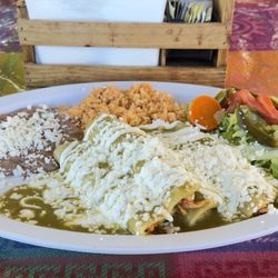 Nancy's Restaurant - Enchiladas de pollo en salsa verde