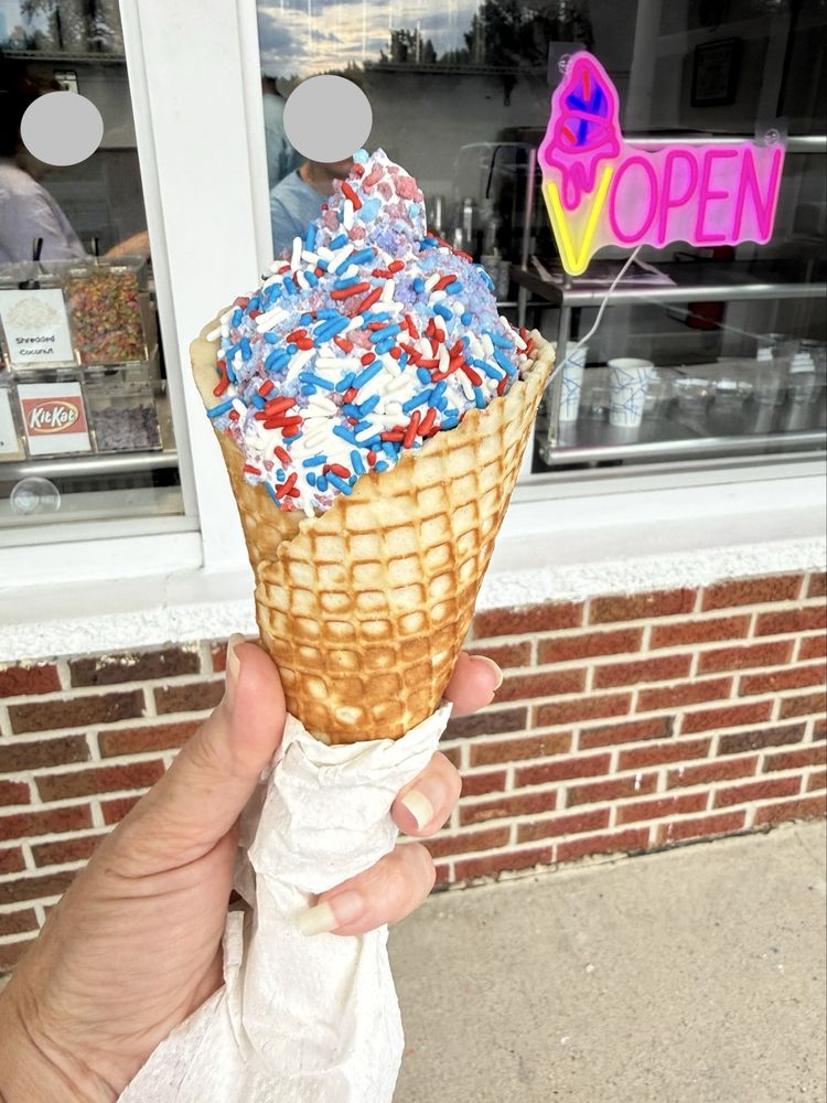Blums Ice Cream Logo