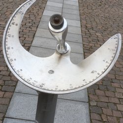 Präzisionssonnenuhr - ... die Uhr ...