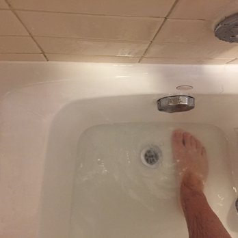 Le Méridien Arlington - Several inches of standing water in the tub after only about 2-3 minutes. - Hotels Near Me - Arlington, Virginia