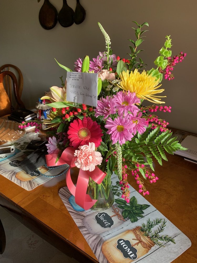 FLORAL ACCENTS Updated October 2024 11 Reviews 4219 W 3500th S