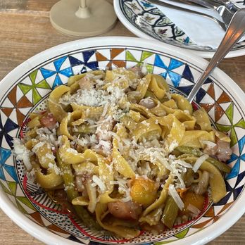 Purino - Fettuccini con Maria
Gebratener Pancetta mit grünem Spargel, süßen Zwiebeln und gelben Kirschtomaten. - Italian Near Me - Cologne, NW Purino - Fettuccini con Maria
Gebratener Pancetta mit grünem Spargel, süßen Zwiebeln und gelben Kirschtomaten. - Italian Near Me - Cologne, NW