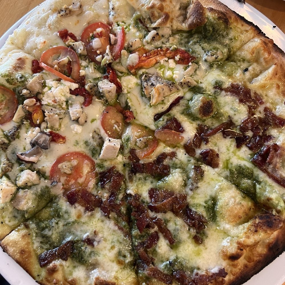 Mi Famiglia - Pesto chicken and bacon pizza - Italian Near Me - Oregon City, Oregon
