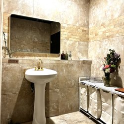 Eve Milan - Restroom