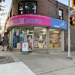 Baskin-Robbins Ice Cream - Out front from the street looking at the front of the store and entrance in June 2021