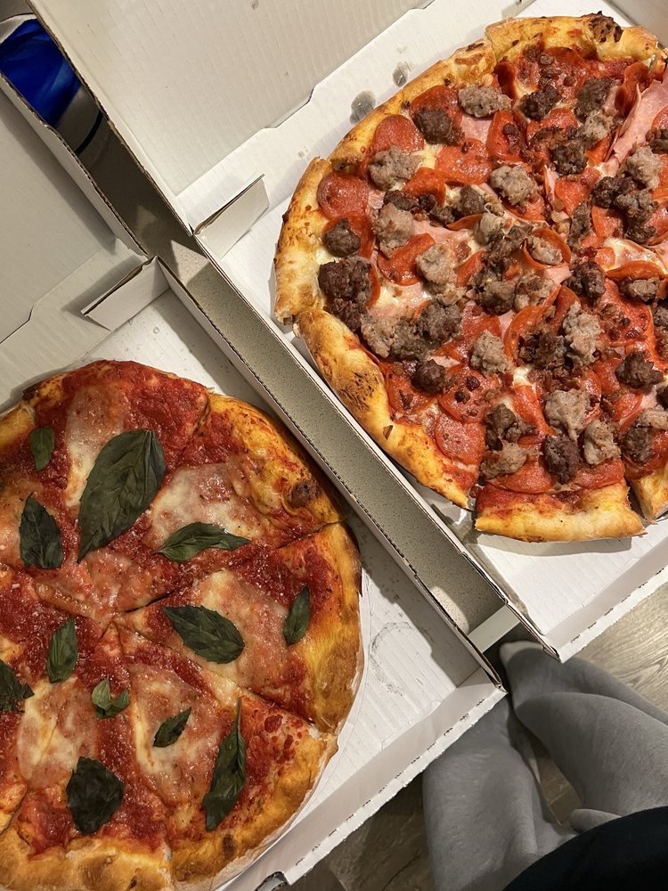 Town Hall Pizza Logo