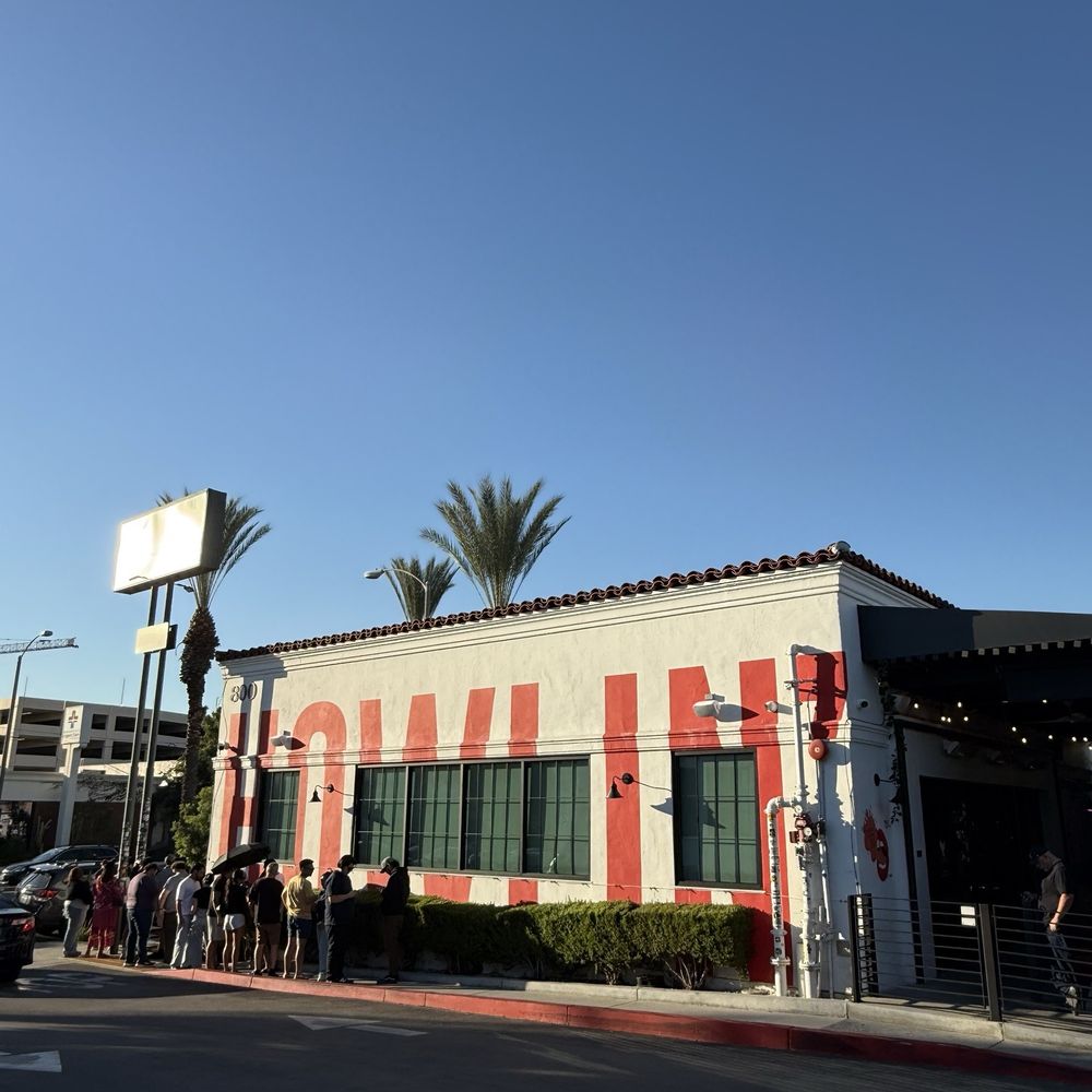 Howlin' Ray's - line to order (saturday) - Southern Near Me - Pasadena, California