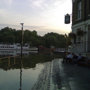 The White Cross - We're about to get trapped in the pub... - Pubs Near Me - London, XGL The White Cross - We're about to get trapped in the pub... - Pubs Near Me - London, XGL