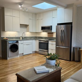 Mayflower Cabinets - Kitchen renovation 
Kitchen Cabinets 
Countertop - General Contractors Near Me - Kingston, Massachusetts