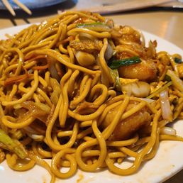 Stir-fried noodles with shrimp Stir-fried noodles with shrimp