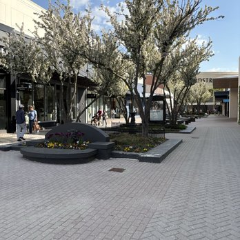 Westfield Old Orchard - Walkway in Outdoor Space - Shopping Centers Near Me - Skokie, Illinois Westfield Old Orchard - Walkway in Outdoor Space - Shopping Centers Near Me - Skokie, Illinois