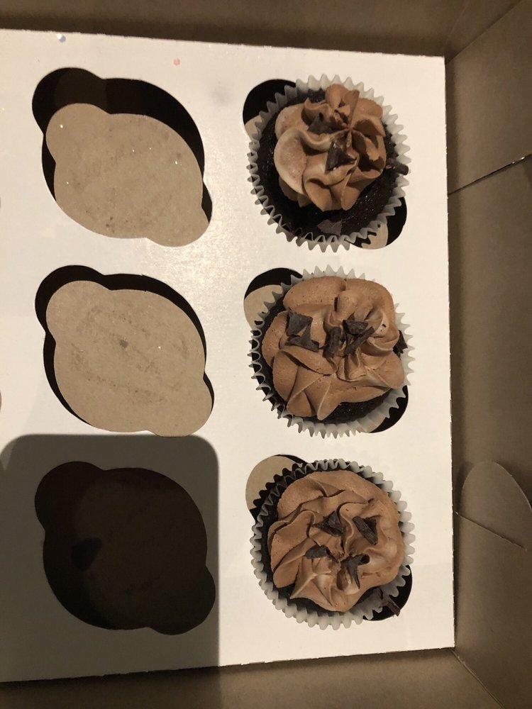 Cupcakes 'N' Desserts Logo