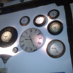 La Mandragora - Otra de las paredes decorada con relojes