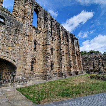 Dunfermline Abbey - Landmarks & Historical Buildings Near Me - Dunfermline, FIF
