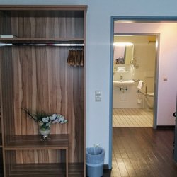 Hotel Domino - Der Schrank bietet genügend Platz, auch für längere Aufenthalte.