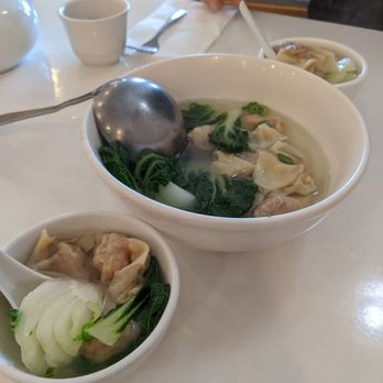 Chef Hunan - Wonton soup - 2.5 stars. Soup didn't have much flavor. Wonton filling was too dense and dry. Thu lunch 2020-01-09 - Cantonese Near Me - San Francisco, California