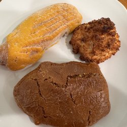 La Esperanza Bakery - Elote, macaroon and puercito (little piggy)
