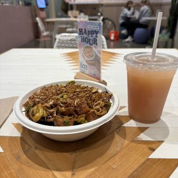 Sweetfin Poke Del Mar - Customized Spicy Tuna Poke Bowl and Guava Lemonade - Poke Near Me - San Diego, California