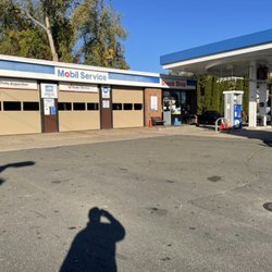 E Trade Auto Center - The building