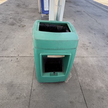 bp - Clean Garbage Cans & Windshield Washer Fluid - Gas Stations Near Me - Summit, Illinois bp - Clean Garbage Cans & Windshield Washer Fluid - Gas Stations Near Me - Summit, Illinois